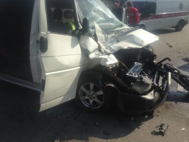 Аварія на Набережній: мікроавтобус зіткнувся з КамАЗом (фото)