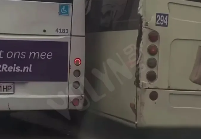 У Луцьку біля ЦУМа два автобуси не поділили дорогу (відео)