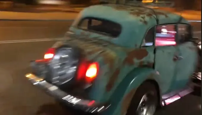 На луцьких вулицях помітили чудернацьку ретро автівку (відео)