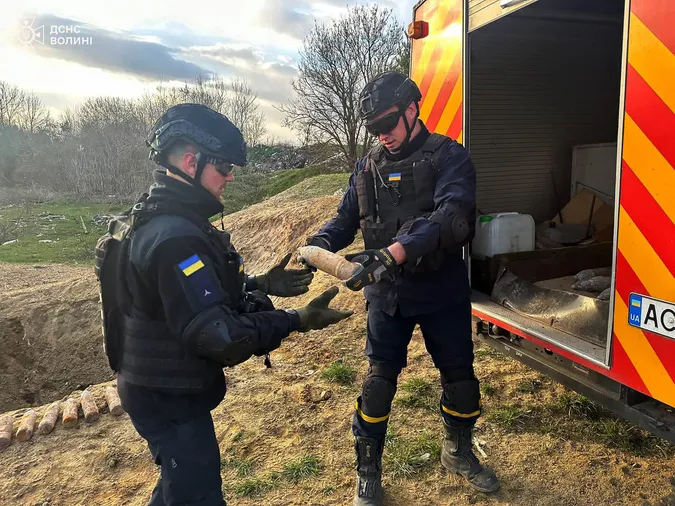 Металошукач не вщухав: на Волині найшли цілий склад снарядів (фото)