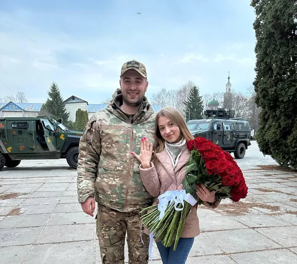 Приїхав на бронеавтомобілі: прикордонник освідчився своїй коханій (фото, відео)