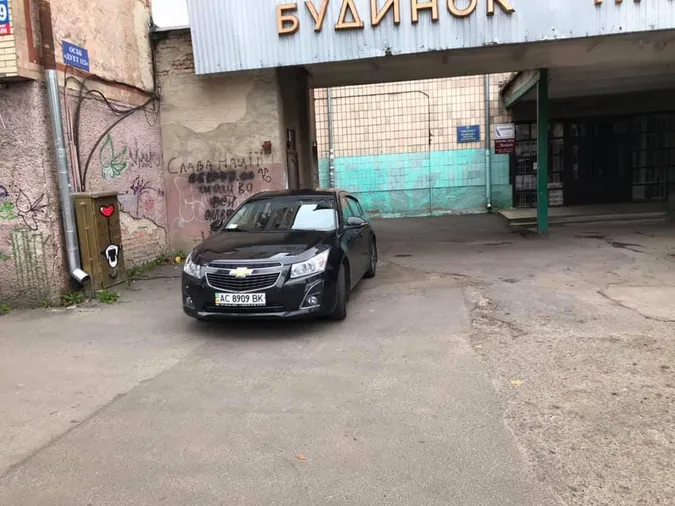 Вандали пошкодили автомобіль лучанина, поки він відійшов на 10 хвилин
