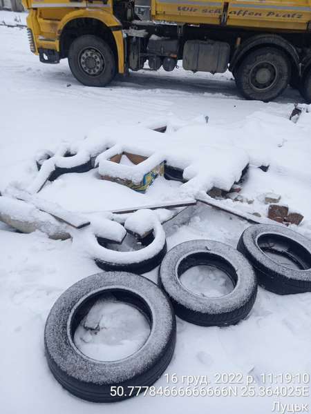 Сміття зносили роками: у Луцьку муніципали прибирають захаращену територію (фото)
