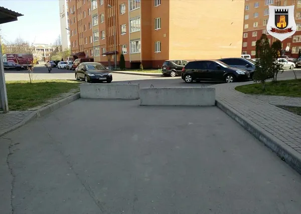 У Луцьку демонтують незаконні обмежувачі руху в дворах (фото)