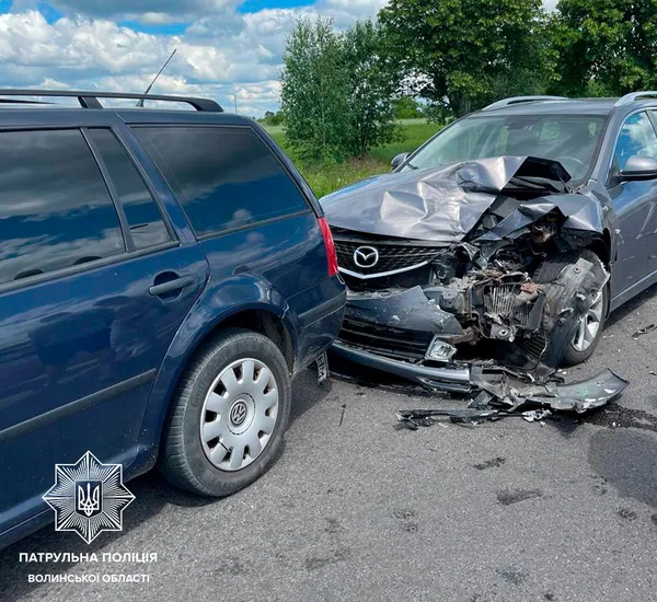 У Луцьку на Ківерцівській Mazda «наздогнала» Volkswagen (фото)
