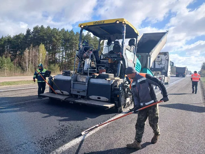 На волинських автошляхах «латають» ями (фото)
