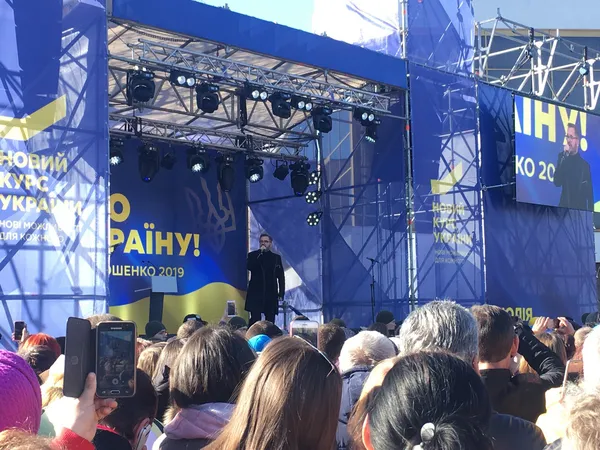 30 автобусів і Пономарьов: Тимошенко привезла до Луцька своїх людей (фото)