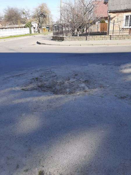 У Луцьку просять відремонтувати дорогу і тротуар (фото)