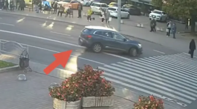 На 180°: у центрі Луцька водій розвернув авто перед пішохідним переходом (відео)