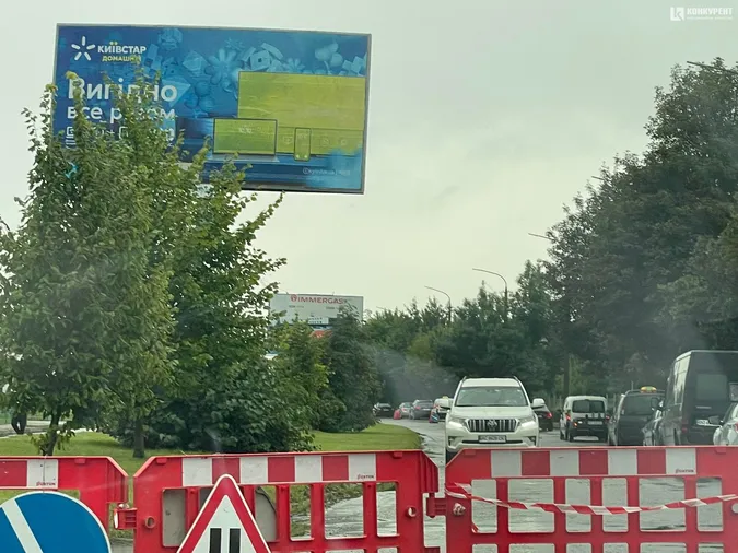 У Луцьку через «кратер» на дорозі перекрили половину Карпенка-Карого (фото)