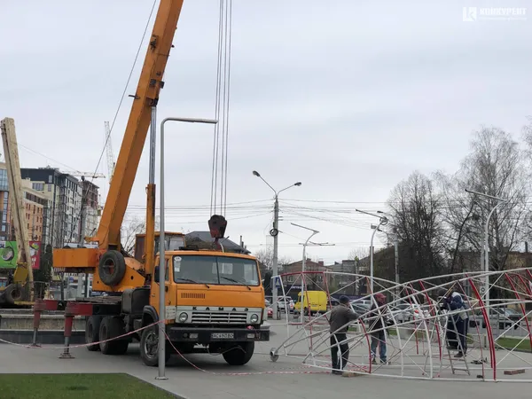 Перед «Променем» монтують пасхальний символ (фото)