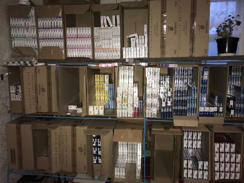 Понад тисячу пляшок і 26 ящиків цигарок: на Волині «накрили» контрабандний склад