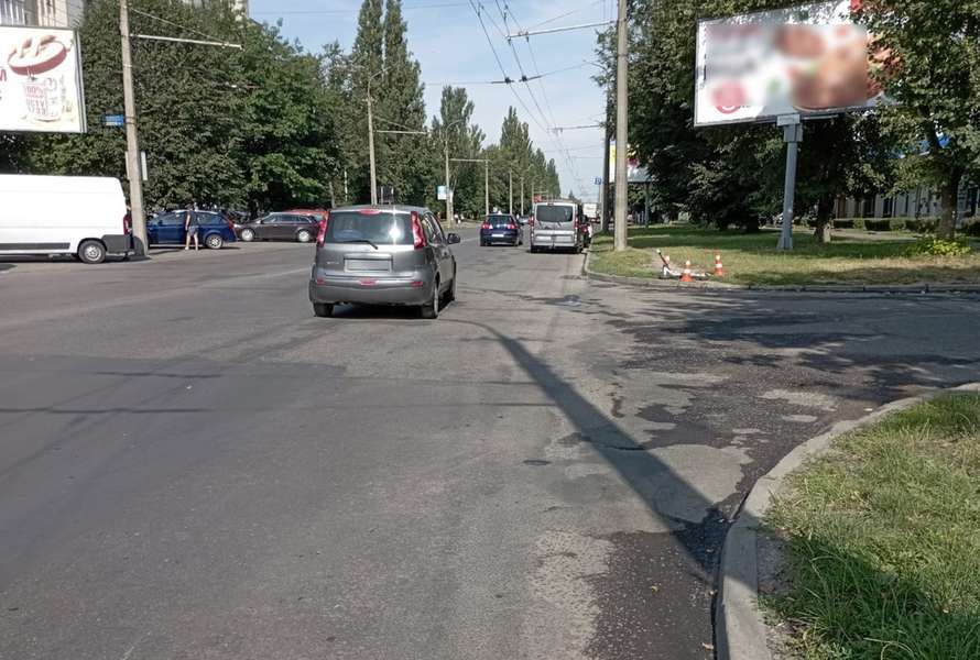 У Луцьку жінка на електросамокаті втрапила під колеса «тойоти» (фото, відео)