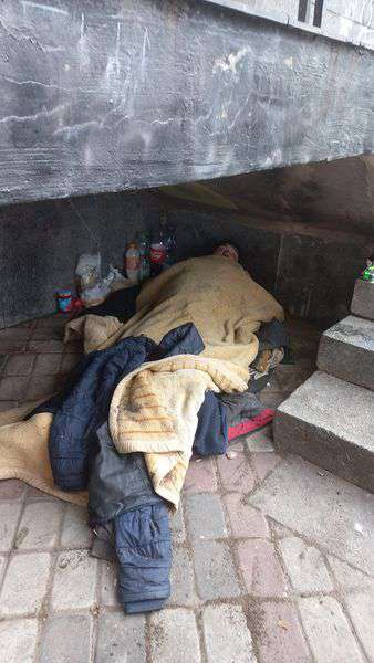 У центрі Луцька під сходами драмтеатру місяцями лежав чоловік із гангреною (фото)