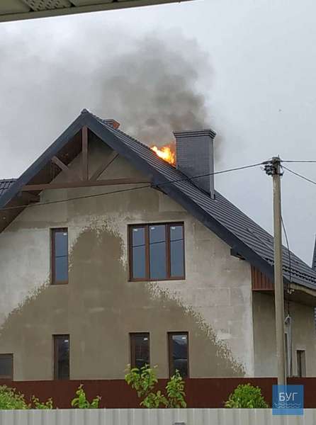 У Нововолинську після блискавки запалав дах будинку (фото, відео)