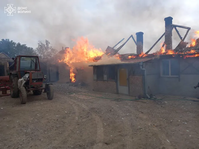 Дах вигорів вщент: у Луцькому районі зайнялась господарська споруда (фото)