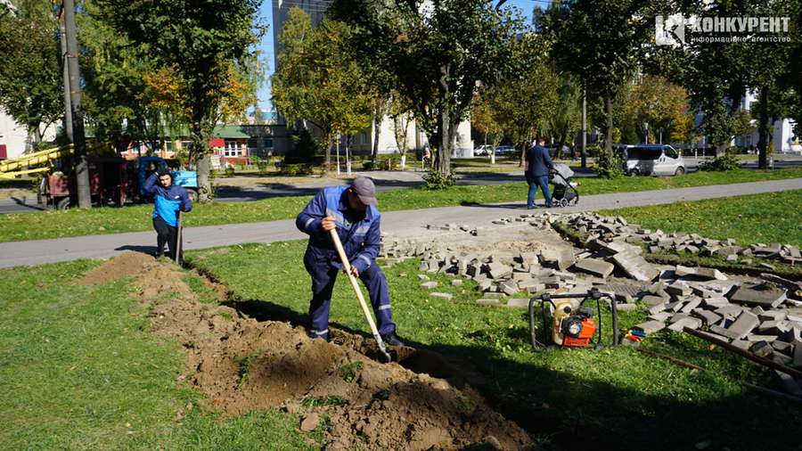 Штучне покриття та ліхтарі: у Луцьку завершують будівництво урбан-парку (фото)