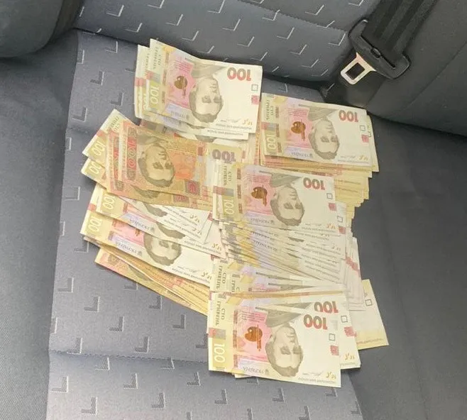 На Волині керівник підприємства хотів дати хабар прокурору