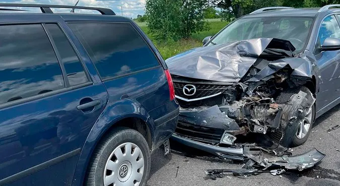 У Луцьку на Ківерцівській Mazda «наздогнала» Volkswagen (фото)