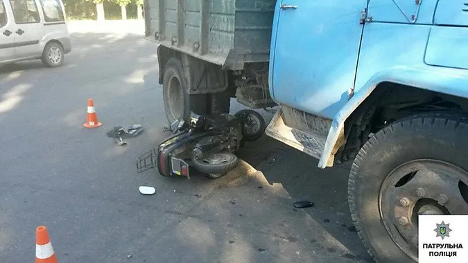 У Торчині мопед влетів у припаркований ЗІЛ: водій – в лікарні