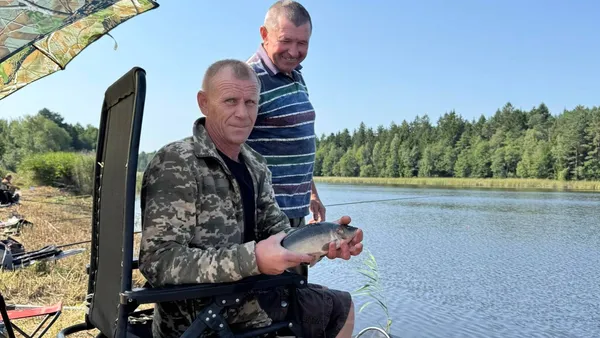На риболовному турнірі серед захисників зловили коропа вагою майже 2 кілограми (фото)