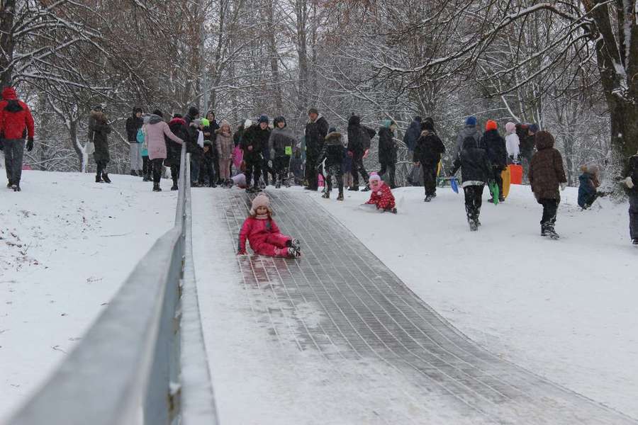 «Лови емоції»: у Луцьку  дорослі й діти веселилися у засніженому парку (фото)