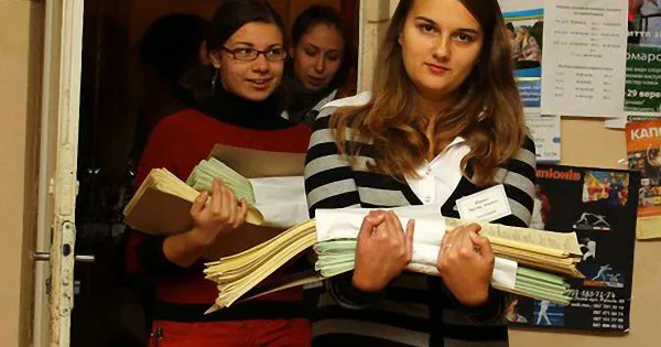75% – жінки: гендерна та вікова структура виборчих комісій на Волині