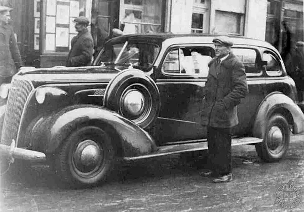 Модниці та автівки Луцька 100 років тому (ретрофото)