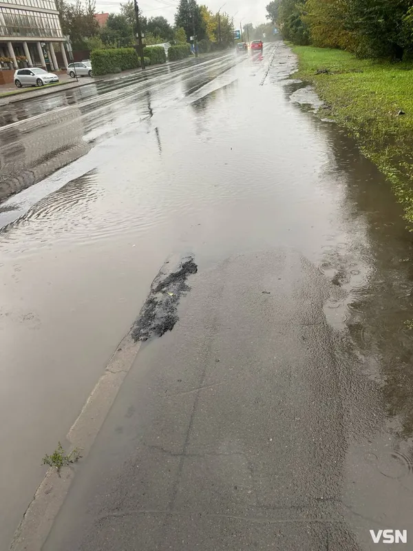 Луцьк пішов під воду: вулиці перетворилися на басейни після зливи