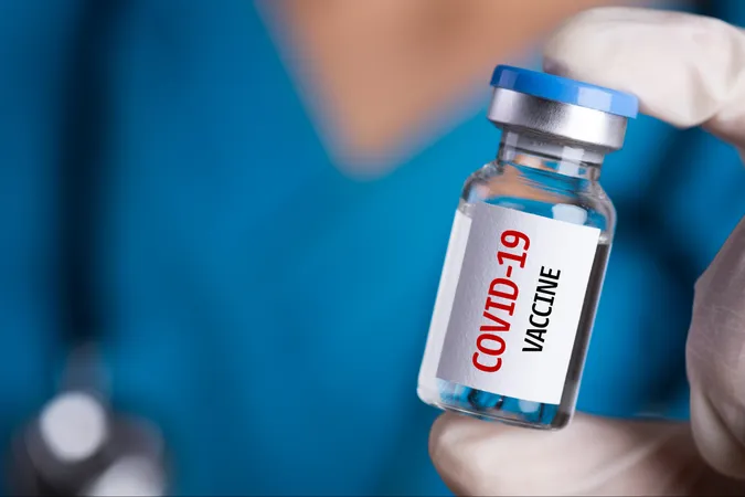 Українцям розповіли про побічні дії вакцини від COVID-19