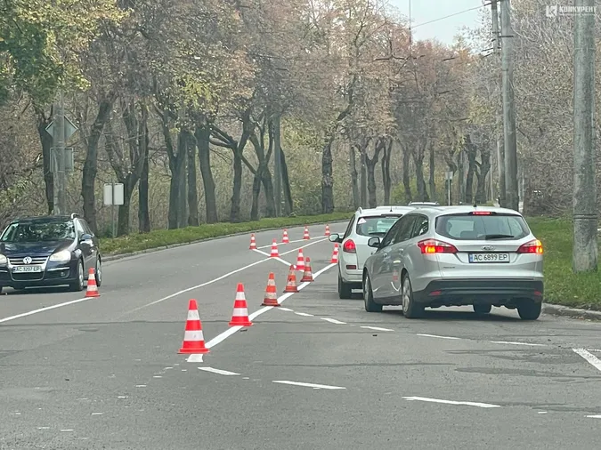 У Луцьку малюють нову розмітку на вулиці Глушець (фото)