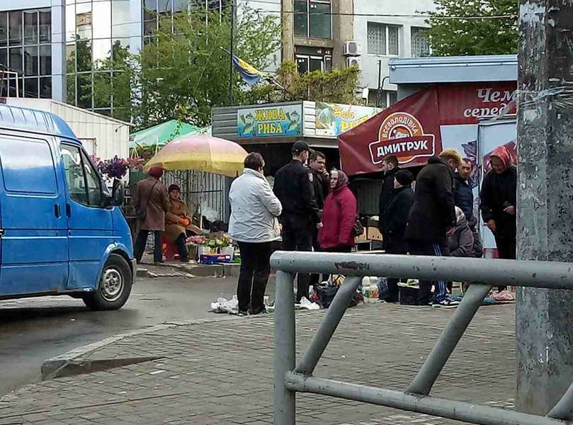 Луцькі муніципали за 20 хвилин розібрались із вуличними торгівцями (фото)