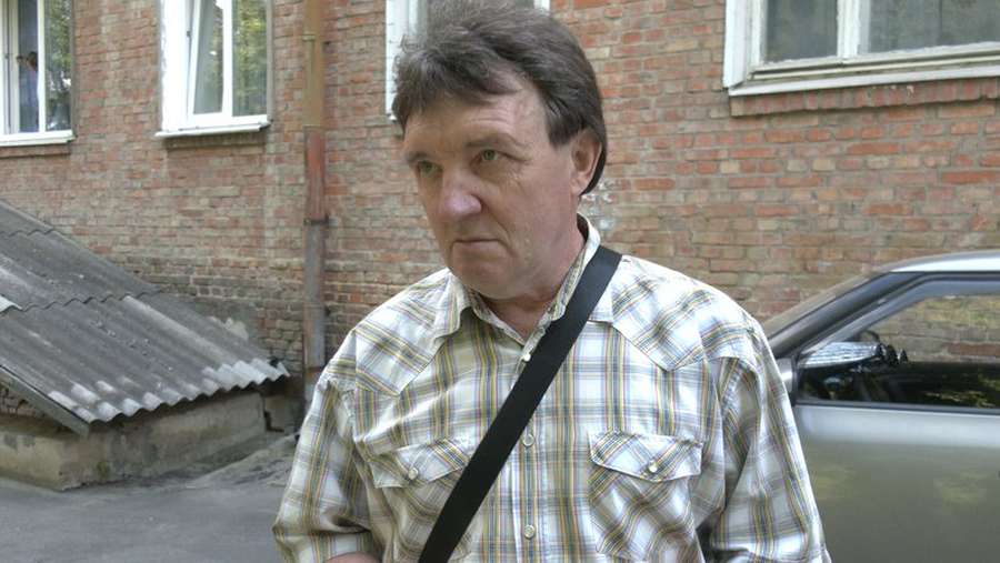 Не відповідав на дзвінки два дні: у Луцьку рятувальники визволяли пенсіонера (фото, відео)