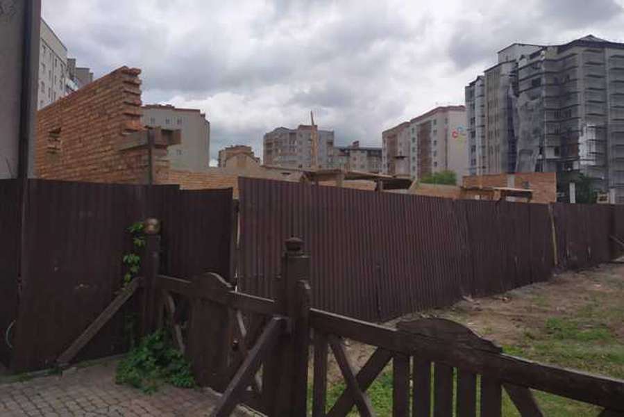 У Луцьку на вулиці Конякіна триває самовільне будівництво (фото)