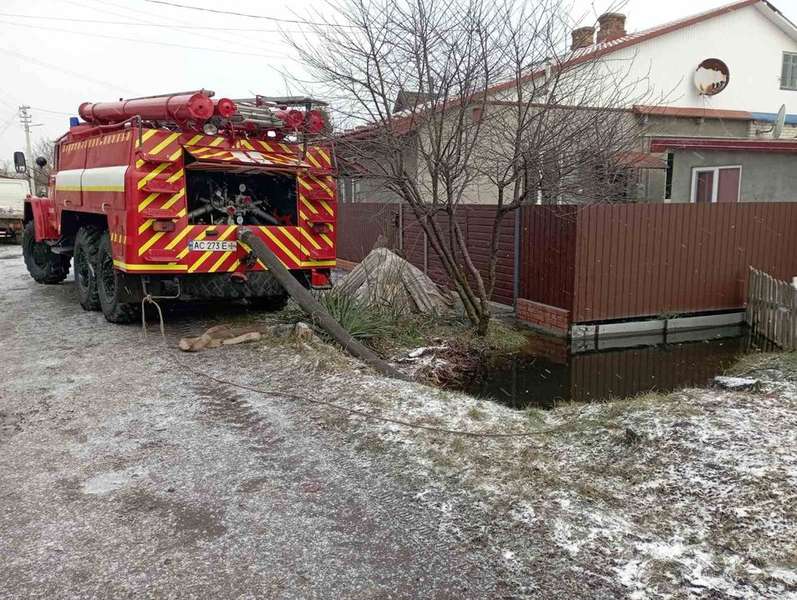 На Володимирщині рятувальники загасили пожежу та відкачали воду з затоплених дворів (фото)