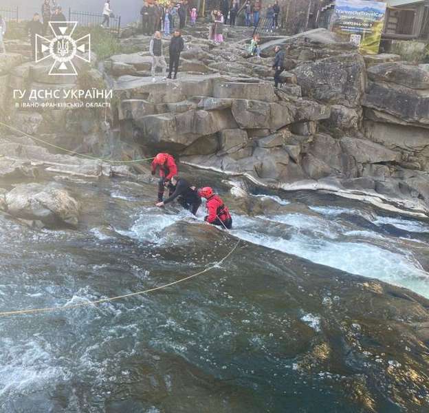 У Карпатах дівчинка та двоє чоловіків застрягли біля водоспаду