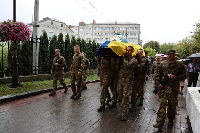 У Луцьку попрощалися із загиблим під Роботиним офіцером Тарасом Пархомуком (фото)