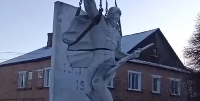 У Нововолинську знесли величезну скульптуру воїна та зірку (відео)