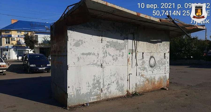 У Луцьку з території «Старого» ринку демонтують контейнери (фото, відео)