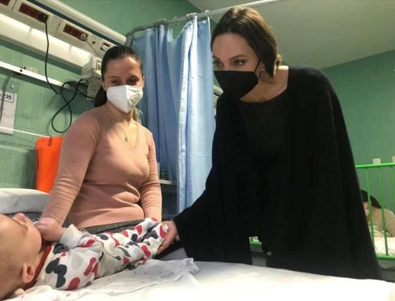 Анджеліна Джолі відвідала маленьких українців у лікарні Італії  (фото)