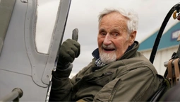 Колишній пілот у 102 роки підняв у небо винищувач: «Я заіржавів» (фото)
