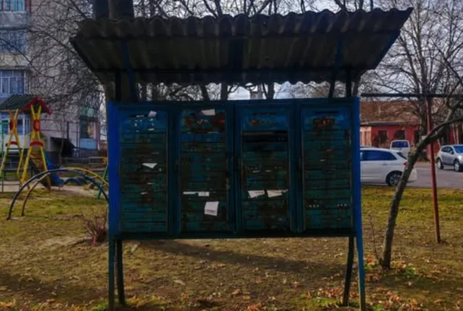 Уже зникають із дворів: що приховують поштові скриньки Луцька