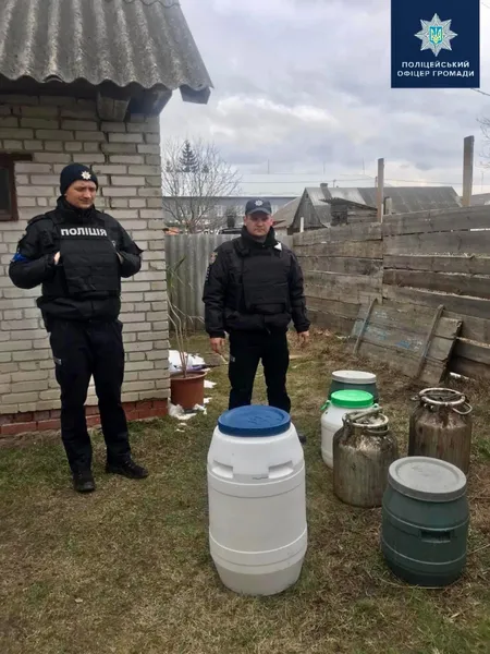 На Волині поліцейські «напоїли землю» самогоном (фото)