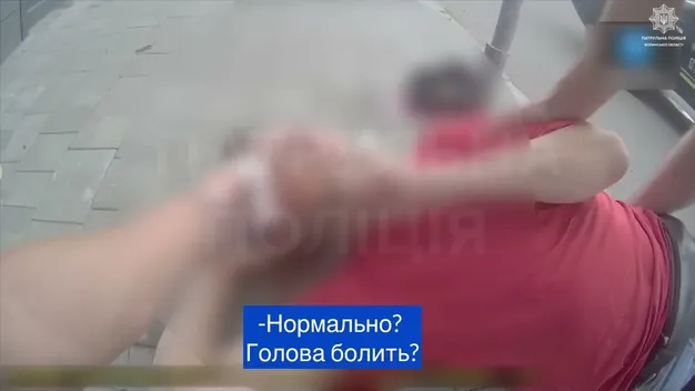 У Луцьку в чоловіка посеред вулиці стався напад епілепсії (відео)
