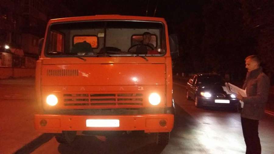 Автомобілі луцького ковбасного виробника опівночі зливали нечистоти в Луцьку