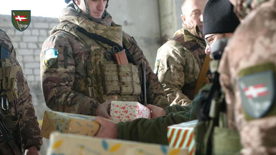 Командир 14-ї ОМБр на передовій вручив бійцям і бійчиням нагороди та подарунки (фото)