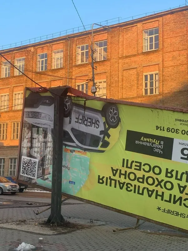 У Луцьку через сильний вітер впав білборд (фото, відео)
