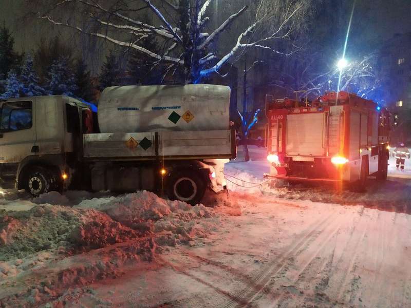 За добу рятувальники звільнили зі снігових кучугур 40 вантажівок (фото)
