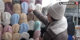 Які ціни на зимові шапки, шарфи та рукавички на ринку Луцька (відео)