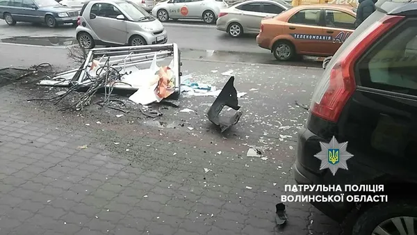 У Луцьку п'яний водій на «євробляхах» зніс рекламну конструкцію (фото)